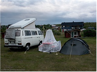 [ VW bus, moskitonetz und zelt auf dem campingplatz von kautokeino ]