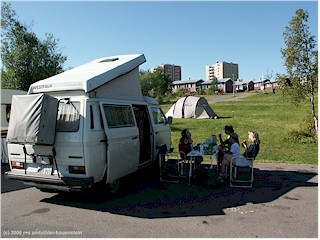 [ familie ambhler auf dem campingplatz ripan kiruna ]