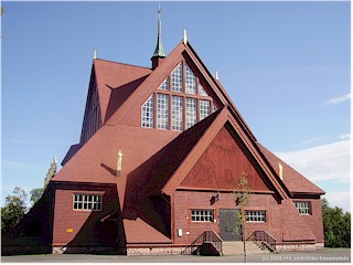 [ mit schnitzereien dekorierte holzkirche in kiruna ]