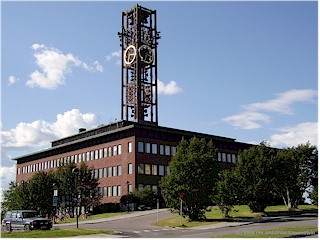[ rathaus von kiruna mit besonderem turm mit uhr ]