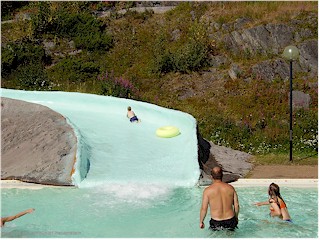 [ mathias auf der wasserrutsche im schwimmbad in kiruna ]