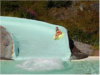 [ katrin auf der wasserrutsche im schwimmbad in kiruna ]