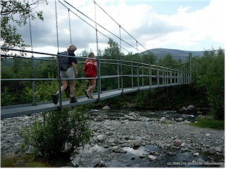 [ susanne und katrin auf der hngebrcke zwischen nikkaluokta und ladtjojaure