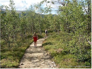 [ katrin und susanne auf dem wanderweg zwischen nikkaluokta und ladtjojaure ]