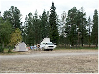 [ unser zelt und unser VW bus auf dem campingplatz gielas in arvidsjaur ]
