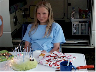 [ katrin und ihre "schwedentorte" (princess cake) mit brennenden kerzen ]