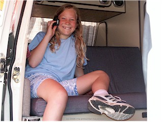 [ katrin am handy ]