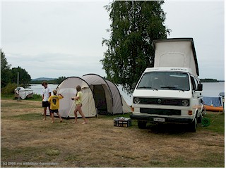 [ zelt und VW bus auf dem standplatz direkt am see moskoselet ]