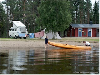 [ katrin und daniel mit unserem schlauchboot, dahinter unser VW bus und zelt ]
