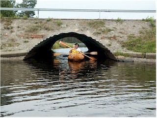 [ unsere kinder unterqueren im schlauchboot eine strasse ]