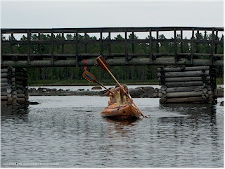 [ unsere kinder im schlauchboot, dahinter eine holzbrcke ]