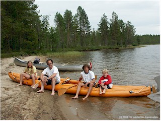 [ katrin, reto, daniel und mathias auf dem schlauchboot ]