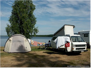 [ unser zelt und unser VW bus im sonnigen morgen auf dem campingplatz moskosel ]