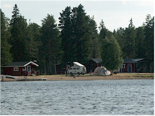 [ unser VW bus und unser zelt auf dem campingplatz moskosel vom boot aus gesehen ]