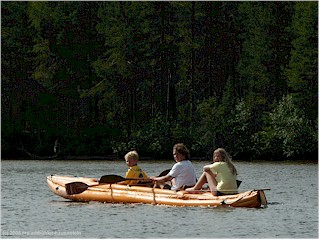 [ mathias, daniel und katrin im schlauchboot auf dem lulleja ]