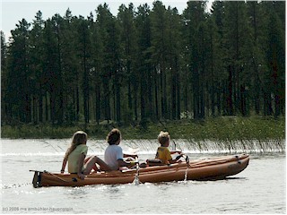[ katrin, daniel und mathias im schlauchboot auf dem lulleja ]