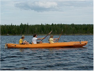 [ mathias, daniel und katrin im schlauchboot auf dem lulleja ]