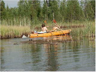 [ unsere kinder unterwegs im schlauchboot auf dem schilfgesumten flusslauf ]