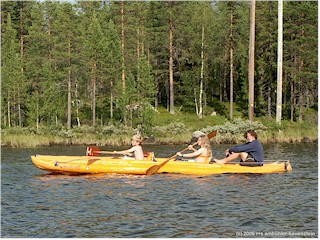 [ mathias, katrin und daniel im schlauchboot auf dem lulleja ]