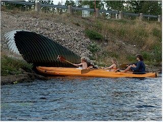 [ mathias, katrin und daniel steuern mit dem schlauchboot in die unterfhrung ]