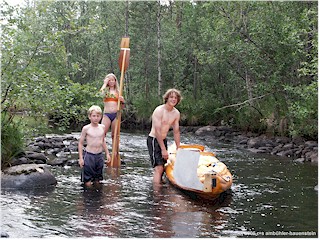 [ mathias, katrin und daniel mit dem schlauchboot in der stromschnelle ]