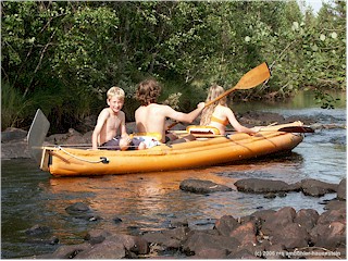 [ mathias, daniel und katrin durchfahren die stromschnelle mit dem schlauchboot ]