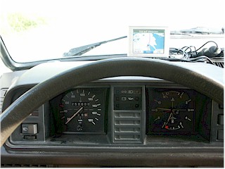 [ armaturenbrett bei km-stand 250000 mit GPS-gert GARMIN Nvi ]