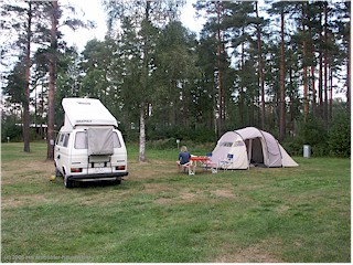 [ unser zelt und unser VW bus auf dem campingplatz lvdalens ]