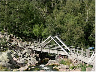 [ fulufjll nationalpark: wanderweg mit holzbrcke ]