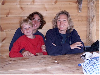 [ mathias, daniel und susanne in der htte ]