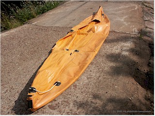 [ schlauchboot vor dem aufpumpen ]