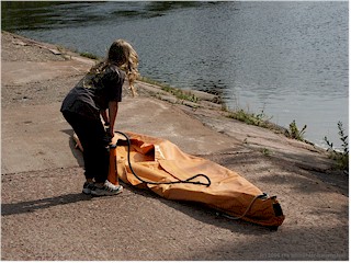 [ katrin pumpt das schlauchboot auf ]