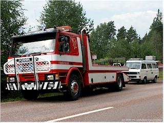 [ mchtiger, schwedischer abschleppwagen; bereit unseren VW bus aufzuladen ]