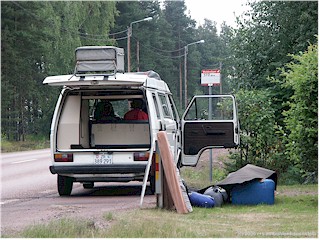 [ ein fr uns ungewohntes bild: der motor unseres VW busses streikt ]