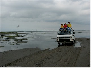 unser "jogi" mit mathias, katrin und daniel auf der sdliche gezeitenstrasse bei mand