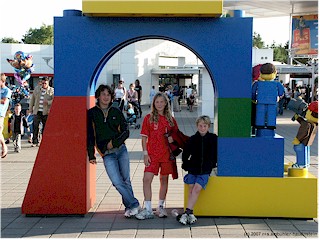 daniel, katrin und mathias vor dem legoland billund, DK