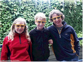 katrin, mathias und daniel mit 3D-spezialbrille fr die LEGO studios