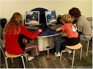 katrin, mathias und daniel an den computern im mindstorms center