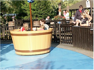 katrin, mathias und daniel auf dem piratenkarussell im legoland