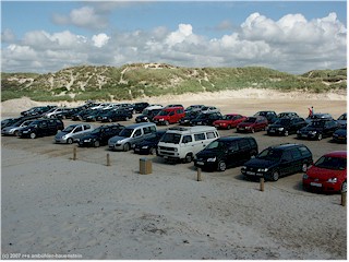 geparkte autos auf dem sandstrand bei henne strand, DK