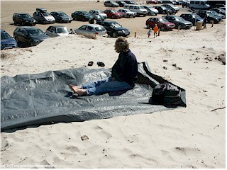 susanne wartet auf das essen auf einer sanddne bei henne strand, DK