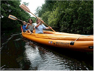 katrin, daniel und mathias im paddelboot auf dem guden