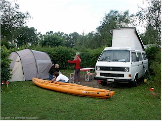 mathias, daniel und katrin machen das gummiboot bereit