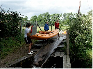 daniel, mathias und katrin schleppen das gummiboot ber die portage am gudens