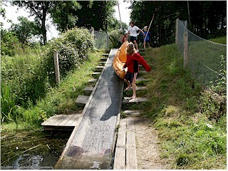 katrin und daniel schleppen das gummiboot ber die portage am gudens