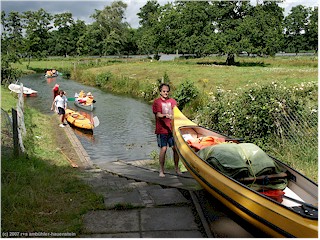 reto zerrt am kanu bei der portage am gudens