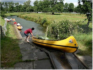 reto schiebt das kanu bei der portage am gudens