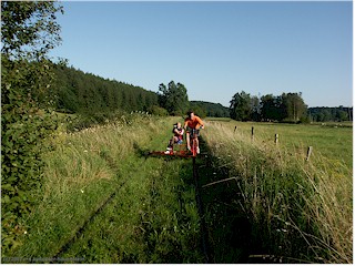daniel und mathias auf ihrer draisine in voller fahrt