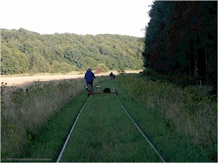 schienenstrang durchs tal fyledalen