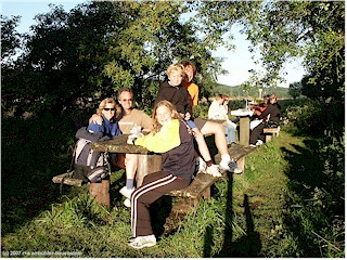 familie ambhler beim abendessen